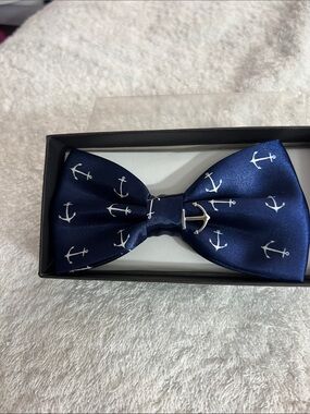 Tytus Tied Navy Anchor Patterned kids/Mens Bow Tie with silver anchor emblem